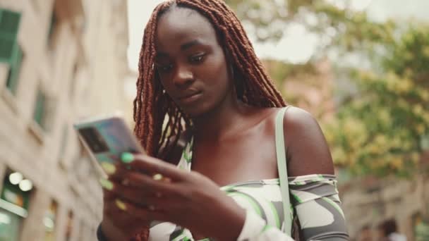 Gorgeous Woman African Braids Wearing Top Stands Street Uses Mobile — Stockvideo