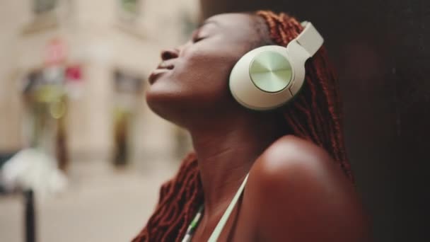 Close Profile Beautiful Woman African Braids Headphones Enjoying Music Street — Vídeos de Stock