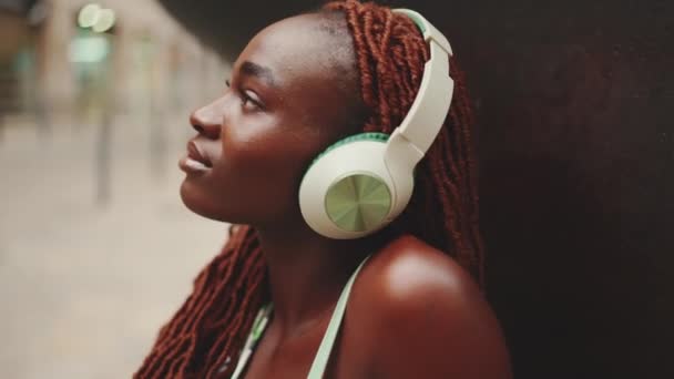 Close Profile Beautiful Woman African Braids Headphones Enjoying Music Street — Vídeos de Stock