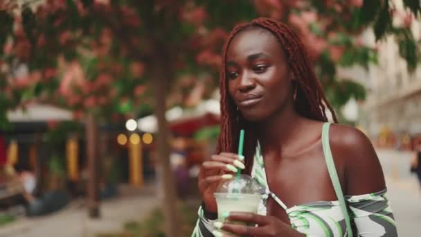 Beautiful Woman African Braids Dress Wearing Top Walks Street Cold — Stockvideo