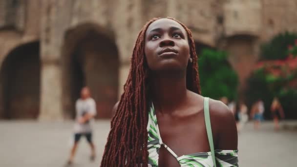 Close Beautiful Woman African Braids Looking Camera Zooms — Video