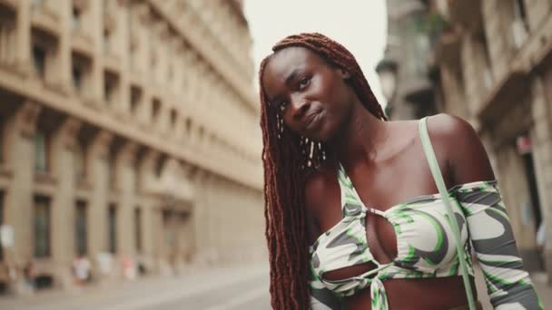 Herrliche Frau Mit Afrikanischen Zöpfen Steht Auf Dem Bürgersteig Neben — Stockvideo