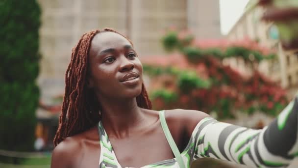 Smiling Gorgeous Woman African Braids Wearing Top Stands Street Uses — Stockvideo