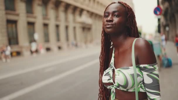 Красива Жінка Африканськими Плечима Верхніх Трибунах Тротуарі Біля Дороги Яка — стокове відео