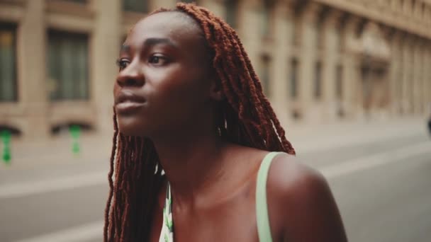 Close Beautiful Woman African Braids Turns His Head Looks Camera — Stockvideo