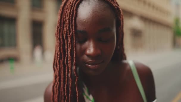 Close Beautiful Woman African Braids Raising Her Head Looking Camera — Stockvideo
