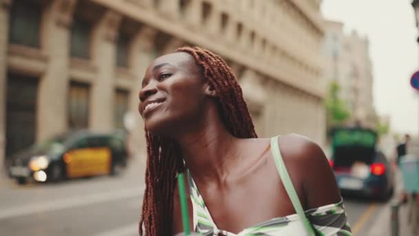 Клас Прекрасна Жінка Африканськими Плечима Верхніх Трибунах Тротуарі Поруч Дорогою — стокове відео