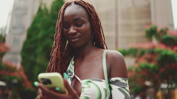 Smiling Gorgeous Woman African Braids Wearing Top Stands Street Uses — Stock videók