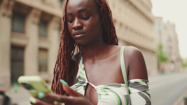 Mosolygó Gyönyörű Afrikai Copfos Felső Áll Járdán Mellett Használja Mobiltelefon — Stock videók