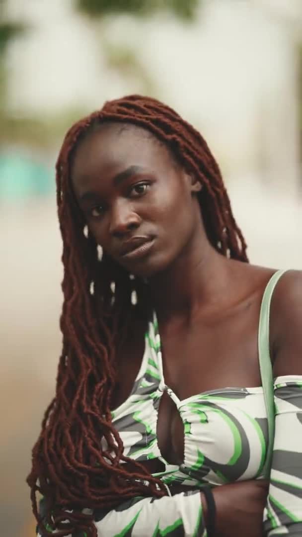 中文字幕 Verical Video アフリカ人の編組がカメラを見るゴージャス女性のクローズアップ — ストック動画