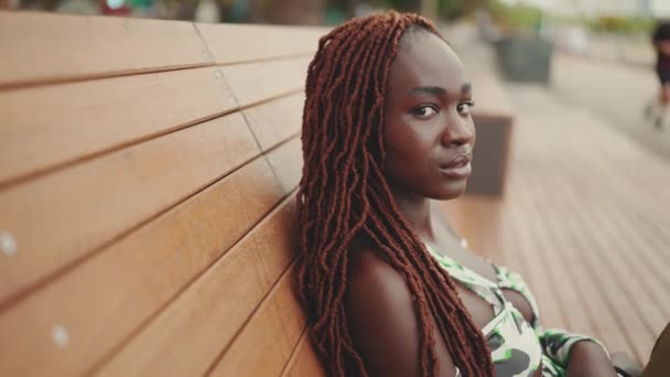 Gorgeous Woman African Braids Wearing Top Resting While Sitting Bench — Stockvideo