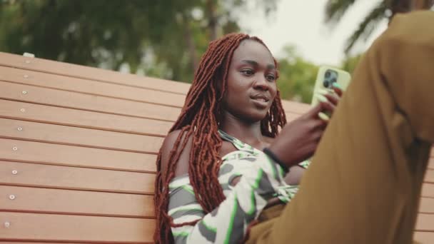 Herrliche Frau Mit Afrikanischen Zöpfen Top Benutzt Handy Während Sie — Stockvideo
