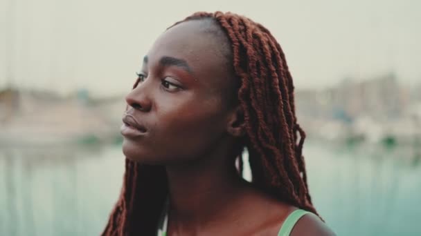 Close Gorgeous Woman African Braids Wearing Top Looking Camera Seascape — Stock Video