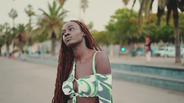 Prachtige Vrouw Met Afrikaanse Vlechten Top Kijkend Naar Camera — Stockvideo