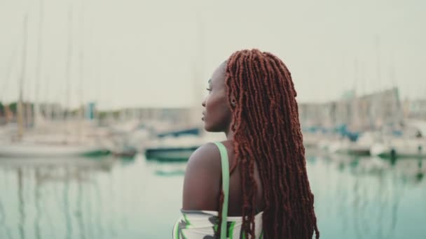 Kobieta Afrykańskich Warkoczach Patrzy Jachty Statki Stojące Molo Porcie Widok — Wideo stockowe