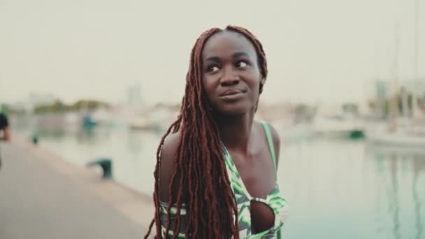 Prachtige Vrouw Met Afrikaanse Vlechten Draagt Top Wandelingen Langs Pier — Stockvideo