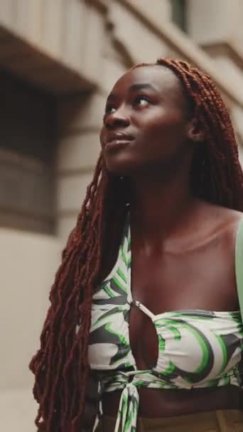 Vertical Video Wunderschöne Frau Mit Afrikanischen Zöpfen Top Geht Die — Stockvideo