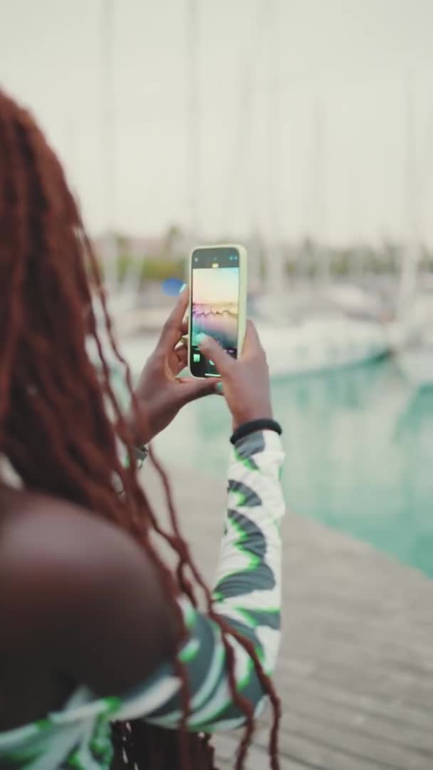 Wunderschöne Frau Mit Afrikanischen Zöpfen Fotografiert Yachten Und Schiffe Die — Stockvideo