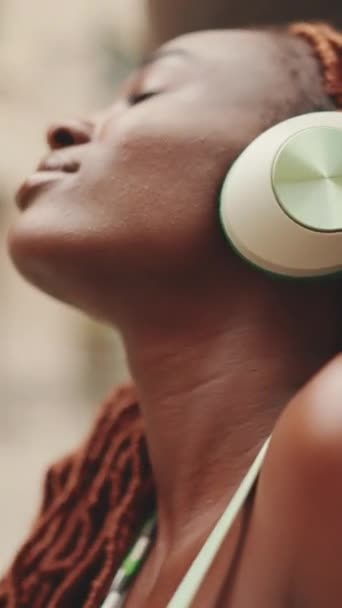 Vertical Video Close Profile Beautiful Woman African Braids Headphones Enjoying — Wideo stockowe