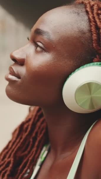 Vertical Video Nahaufnahme Einer Schönen Frau Mit Afrikanischen Zöpfen Und — Stockvideo