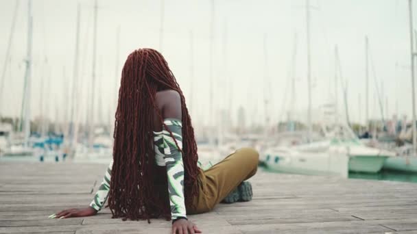 Vrouw Met Afrikaanse Vlechten Draagt Top Kijkt Naar Jachten Schepen — Stockvideo