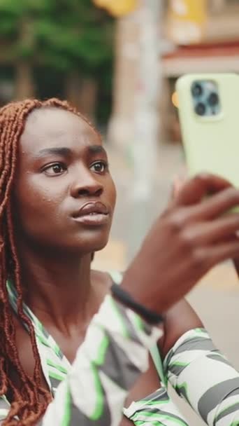 Vídeo Vertical Mulher Bonita Com Tranças Africanas Tira Foto Telefone — Vídeo de Stock