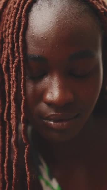 Vertické Video Detailní Záběr Krásné Ženy Africkými Copánky Zvedající Hlavu — Stock video