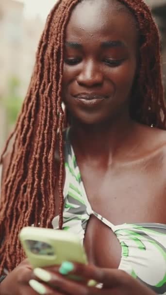 Vídeo Vertical Sorrindo Linda Mulher Com Tranças Africanas Vestindo Top — Vídeo de Stock