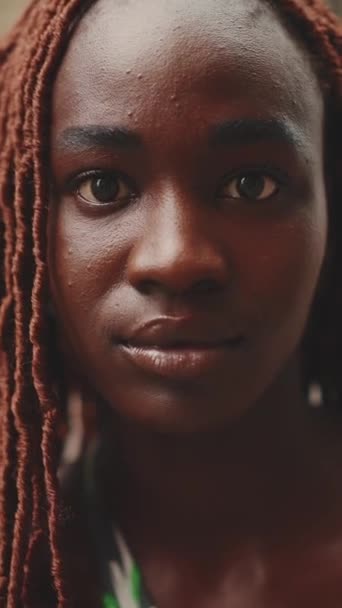 Vertical Video Close Beautiful Woman African Braids Looking Camera Building — Vídeos de Stock