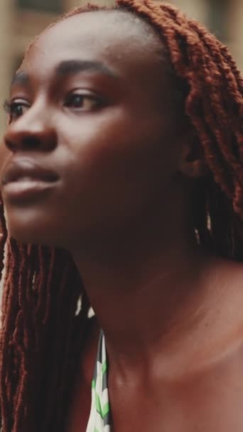 Vertical Video Detailní Záběr Krásné Ženy Africkými Copánky Otočí Hlavu — Stock video
