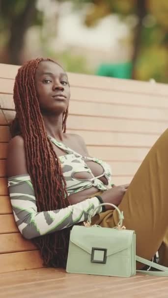 Vertical Video Gorgeous Woman African Braids Wearing Top Trousers Resting — Vídeo de stock