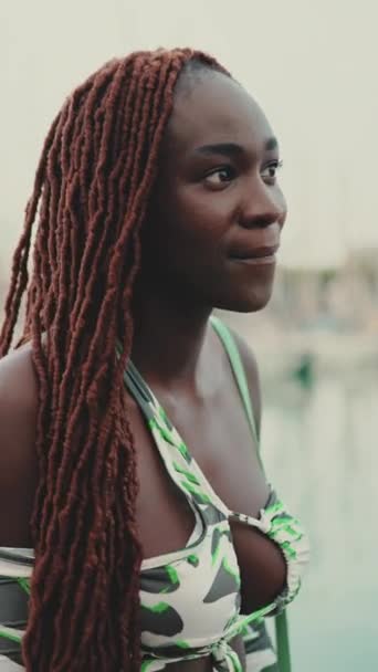 Afrika Örgülü Güzel Bir Kadın Iskele Boyunca Yürüyüp Deniz Manzaralı — Stok video
