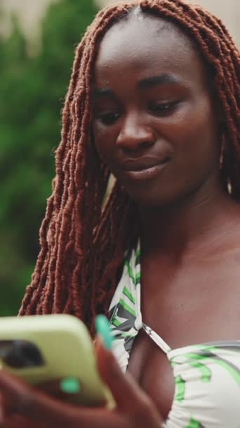 Vertical Video Smiling Gorgeous Woman African Braids Wearing Top Stands — Stock Video