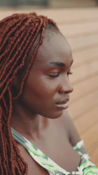 Vertical Video Nádherná Žena Africkými Copánky Sobě Horní Sedící Lavičce — Stock video