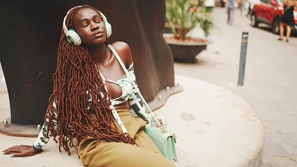 Close Beautiful Woman African Braids Headphones Enjoying Music Street Stylish — ストック写真