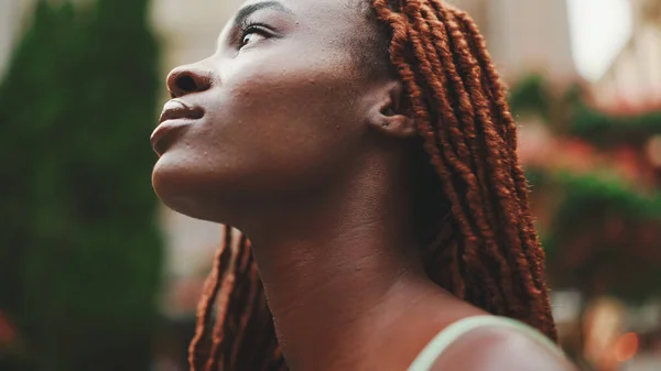 Clouse Hermosa Mujer Con Trenzas Africanas Vestidas Parte Superior Camina — Foto de Stock