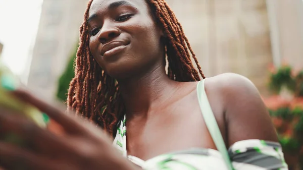 Sorrindo Linda Mulher Com Tranças Africanas Vestindo Top Fica Lado — Fotografia de Stock