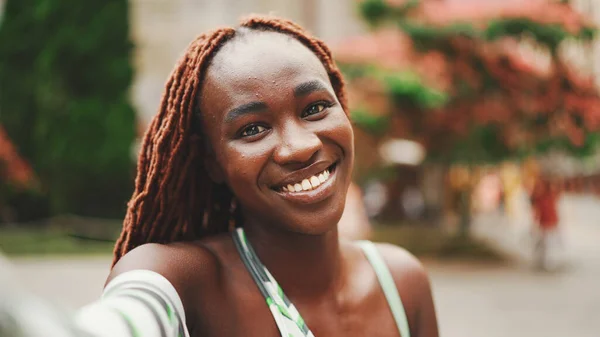 Ξανθιά Χαμογελαστή Πανέμορφη Γυναίκα Αφρικανικές Κοτσίδες Που Φοράει Μπλούζα Στέκεται — Φωτογραφία Αρχείου
