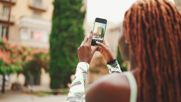 Мобільному Телефоні Фотознімок Красивої Жінки Африканськими Брайдами — стокове фото