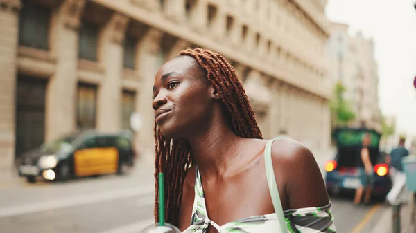 Gorgeous Woman African Braids Wearing Top Stands Sidewalk Next Road — Foto de Stock