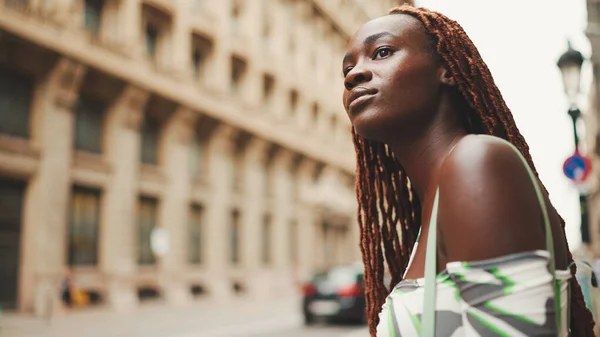 Magnifique Femme Avec Des Tresses Africaines Portant Des Stands Haut — Photo