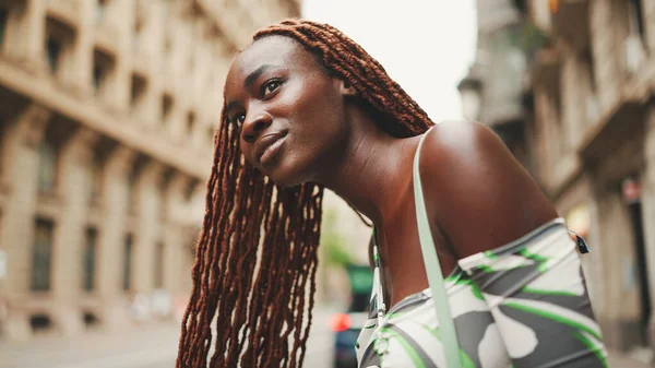 Mulher Linda Com Tranças Africanas Usando Top Stands Calçada Lado — Fotografia de Stock