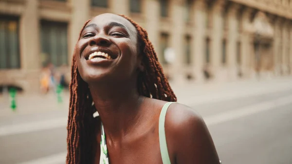 Primer Plano Hermosa Mujer Con Trenzas Africanas Levantando Cabeza Mirando — Foto de Stock