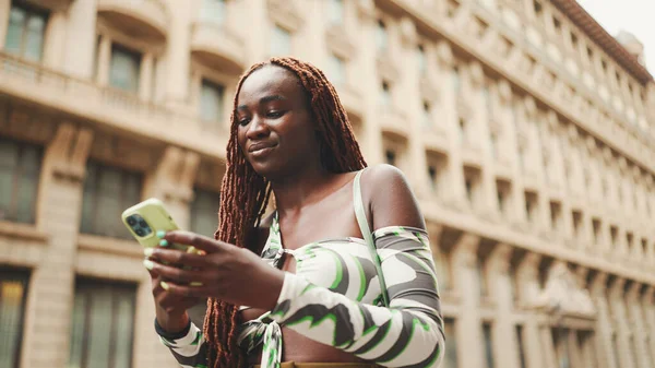 Улыбающаяся Великолепная Женщина Африканскими Косичками Верхней Части Стоит Тротуаре Рядом — стоковое фото