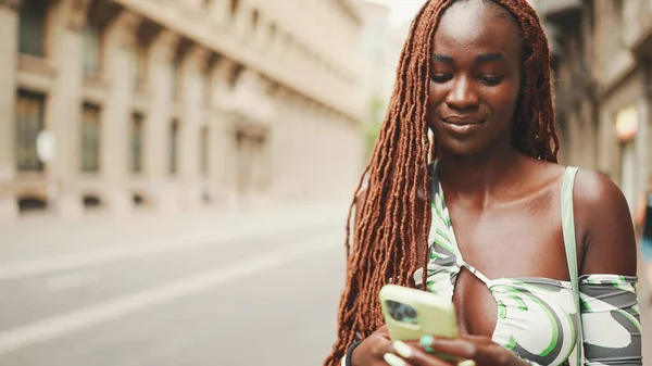 Улыбающаяся Великолепная Женщина Африканскими Косичками Верхней Части Стоит Тротуаре Рядом — стоковое фото