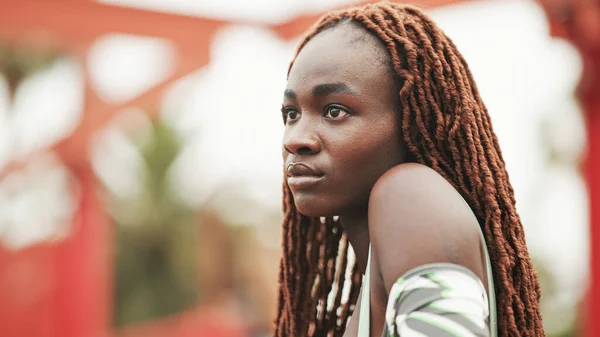 Закріпіть Портрет Прекрасної Жінки Африканськими Плечима Ходить Вулиці — стокове фото
