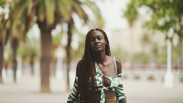 穿着非洲辫子的漂亮女人走在街上 在公园里散步的时髦姑娘 — 图库照片