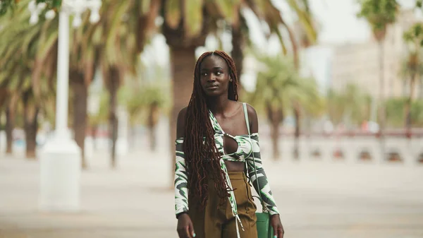 Eine Hinreißende Frau Mit Afrikanischen Zöpfen Geht Die Straße Entlang — Stockfoto