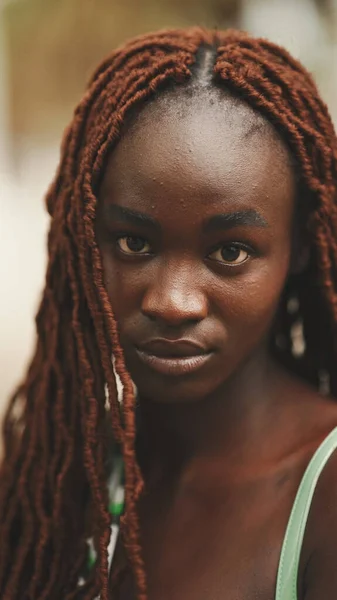 Крупный План Портрет Великолепной Женщины Африканскими Косичками Носить Прогулки Улице — стоковое фото