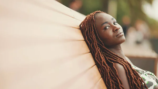 Пишна Чарівна Жінка Африканськими Плечима Верхній Частині Штани Відпочивають Лавці — стокове фото